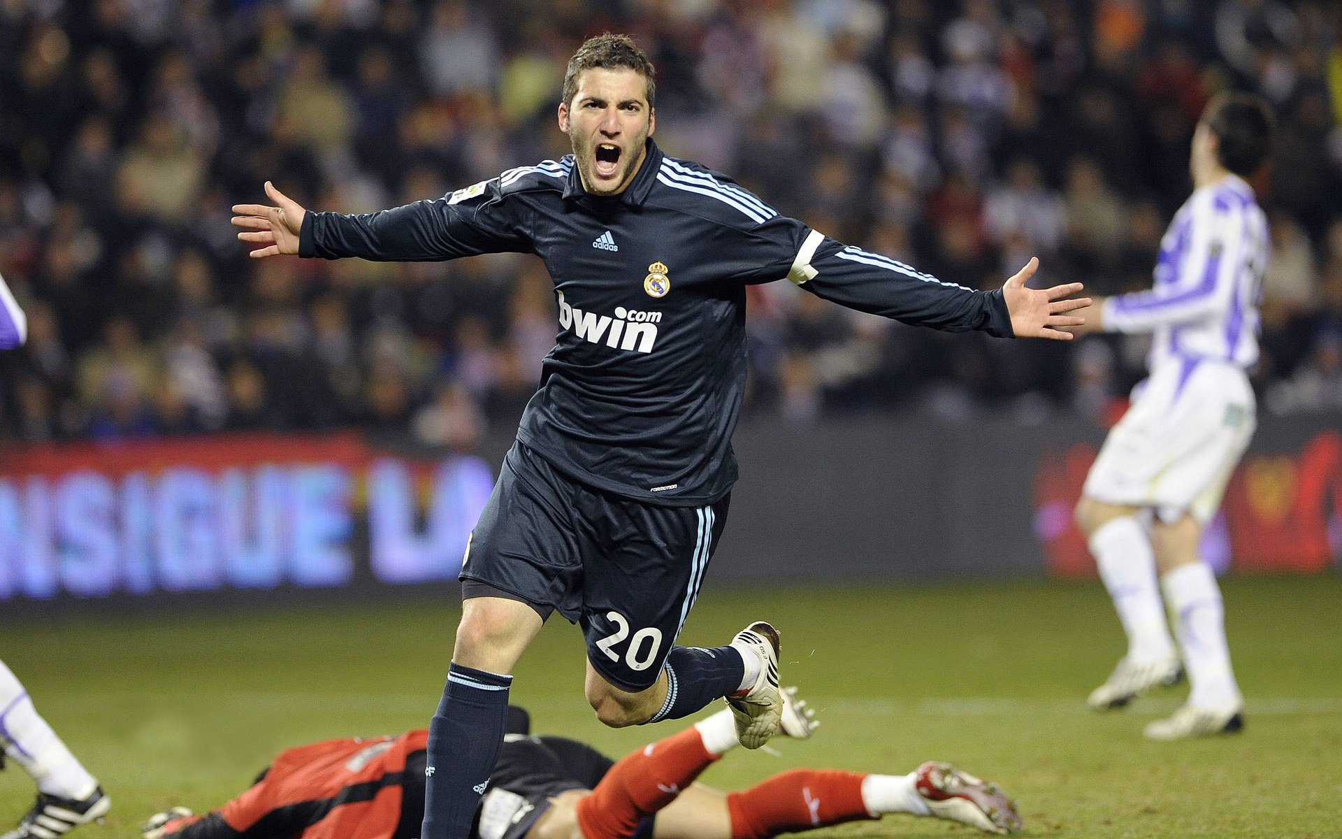 纳达尔关键破发点力克强敌 挺进法网半决赛